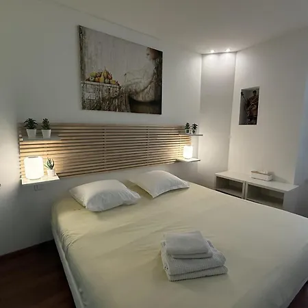 Ref 1988 -charming In The Center Of *