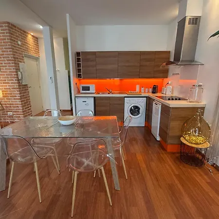 Apartment Ref 1988 -charming In The Center Of *